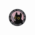 Lustige Emaille-Anstecknadel mit schwarzer Katze, Messer und dem Spruch The chances are low - Schwarze Katze Mit Messer Chance (QHXZ3699)