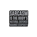 Quadratischer Emaille-Pin mit Spruch: 'Sarcasm is the body's natural defence against stupidity' - Sarkasmus ist die natürliche Abwehr gegen Dummheit (QHXZ3575)