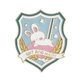 Badge émaillé en forme de bouclier avec lapin blanc, laurier doré et fond bleu ciel - Lapin de Dessin Animé Bouclier (QHXZ3649)