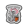 Stay Weird Emaille-Anstecknadel mit Skelett, rosa Cowboyhut und Opossum auf weißem Hintergrund - Stay Weird Skelett Cowboy (QHXZ3787)