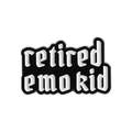 Minimalistische schwarz-weiße Emaille-Anstecknadel mit dem Text retired emo kid - Retired Emo Kid Stil (QHXZ3642)