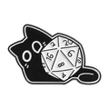 Spilla smaltata gatto nero con dado D20 bianco, distintivo animale cartone animato - Stile Gatto che Abbraccia un Dado (QHXZ3751)