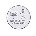 Runder lustiger Emaille-Pin mit Strichmännchen und 'Not a Good Sign' Spruch-Abzeichen - Strichmännchen Wegweiser Muster (QHXZ3952)