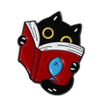 Spilla in smalto con gatto nero che legge un libro rosso con motivo di pesce - Qhxz3886