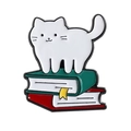 Spilla in smalto con simpatico gatto bianco su libri colorati e finitura in metallo - Stile Gatto Bianco In Piedi Sui Libri (QHXZ3887)
