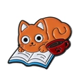 Spilla smaltata con simpatico gatto arancione che legge un libro e tazza di caffè rossa - Stile Gatto Arancione Con Caffè E Libro (QHXZ3888)