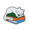 Spilla smaltata con gatto bianco su libri per la decorazione di vestiti e zaini - Qhxz3889