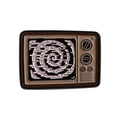 Detailansicht einer Retro-Fernseher-Emaille-Anstecknadel mit rosa Wirbel-Bildschirm - Brauner Pop-Stil (QHXZ3913)