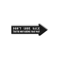 Spilla a freccia in smalto nero con scritta bianca ispiratrice e bordi argentati - Spilla Ispiratrice a Freccia Nera (QHXZ3877)