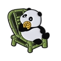 Spilla panda in smalto carino su una sedia di bambù con finitura metallica di qualità - Stile Panda Su Sedia Di Bambù (QHXZ4025)