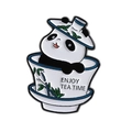 Spilla smaltata con simpatico panda in tazza da tè e scritta Enjoy Tea Time su bianco - Stile Panda In Tazza Da Tè (QHXZ4026)