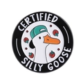 Emaille-Pin mit einer weißen Gans, grünem Hut und dem Text 'Certified Silly Goose' - Rundes Abzeichen Gans - CERTIFIED SILLY GOOSE (QHXZ3968)
