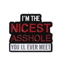 Emaille-Anstecknadel mit Spruch 'I'M THE NICEST ASSHOLE', rotes Metall-Abzeichen-Accessoire - Lustiger Zitat Stil (QHXZ4063)