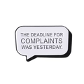 Emaille pin in de vorm van een tekstballon met zwarte tekst op witte basis - Complaints Deadline Stijl (QHXZ4064)