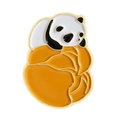 Spilla panda in smalto con dettagli arancioni e finitura del bordo in metallo dorato - Panda su Cuscino Arancione (QHXZ4074)