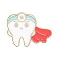 Broche en émail dentiste de dessin animé avec bandeau bleu et cape rouge sur fond blanc - Style Dent Cape Super-Héros (XZ7361)