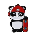 Spilla in smalto a forma di panda con cappello sportivo rosso e skateboard - Stile Panda sullo Skateboard (QHXZ4039)
