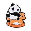 Niedliche Panda-Emaille-Anstecknadel auf einem orangefarbenen Schaukelpferd - Panda auf Schaukelpferd Stil (QHXZ3994)