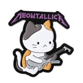Spilla smaltata gatto calico rock con chitarra elettrica e testo Meowtallica - Gatto con Chitarra Lettere Viola (QHXZ4146)