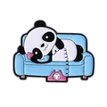 Emaille-Pin mit Panda auf blauem Sofa und rosa Telefon im niedlichen Zeichentrickstil - Panda Schläft Auf Sofa Stil (QHXZ4119)