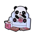 Cartoon-Panda-Emaille-Pin mit süßem Panda, der Snacks auf einem lavendelfarbenen Sofa isst - Panda Isst Snacks Auf Sofa Stil (QHXZ4120)