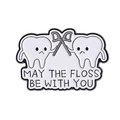 Broche en émail dent de dessin animé avec texte May The Floss Be With You sur fond blanc - Style Duel de Fil Dentaire (QHXZ3991)