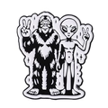 Pin's en émail Bigfoot et Alien avec signes de paix sur un fond blanc épuré - Style Bigfoot et Alien Main de la Paix (QHXZ4273)