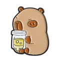 Χαριτωμένη καρφίτσα σμάλτου Capybara με μπουκάλι, μεταλλική καρφίτσα για αξεσουάρ - Καπιμπάρα που Κρατάει Λευκό Μπουκάλι (QHXZ4132)