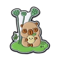 Niedliche Emaille-Anstecknadel mit Wasserschwein und Frucht auf grünem Grassockel - Capybara mit Lotuskapseln (QHXZ4133)