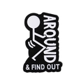 Stickman-Emaille-Anstecknadel mit Fuck Around and Find Out Text in Schwarz und Weiß - Strichmännchen Around Stil (QHXZ4065)