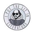 Round Shakespeare enamel pin with sunglasses and 'I PUT THE LIT IN LITERATURE' text - Shakespeare Sunglasses Round Style (QHXZ4205)