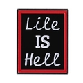 Rechteckige Emaille-Anstecknadel mit rotem Rand und weißem Life Is Hell Text auf Metall - Das Leben Ist Die Hölle (QHXZ4250)