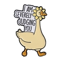 Emaille pin van een gele eend met 'I AM SEVERELY JUDGING YOU' tekstballonnetje - Zonnebloem Oordelende Gans Stijl (QHXZ4310)