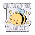 Spilla smaltata ape con scritta motivazionale I BEE-LIEVE IN YOU e stelline gialle - Stile Ape Ispiratrice (QHXZ4372)