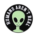 Dettaglio della spilla aliena rotonda con lo slogan Humans Aren't Real - HUMANS AREN'T REAL (QHXZ4376)