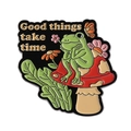 Spilla in smalto con rana su fungo e scritta decorativa 'Good things take time' - Stile Rana Meditante Su Fungo (QHXZ3836)