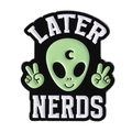 Πράσινη καρφίτσα εξωγήινου με κείμενο LATER NERDS και σήματα ειρήνης σε λευκό φόντο - Later Nerds Style (QHXZ4377)