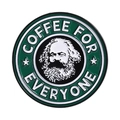 Emaille-Anstecknadel mit Marx-Porträt und Coffee For Everyone Text in grünem Rundrahmen - Kaffee-Logo-Stil (QHXZ4356)