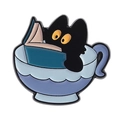 Spilla smaltata con gatto nero in tazza di caffè blu con design creativo di lettura - Stile Gatto che Legge in Tazza (QHXZ4327)
