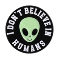 Spilla aliena divertente con slogan per decorazione di vestiti e borse creative - I DON'T BELIEVE IN HUMANS (QHXZ4379)