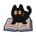 Spilla in smalto gatto nero che legge un libro con grandi occhi gialli e metallo - Stile Gatto su Libro Aperto (QHXZ4328)
