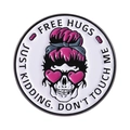 Spilla tonda in smalto con teschio, occhiali a cuore e scritte Free Hugs motivazionali - Teschio Occhiali Cuore (QHXZ4399)