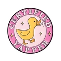 Épingle en émail avec un canard jaune et le texte Certified Yapper sur fond rose - Style de Petit Canard Jaune(QHXZ4348)
