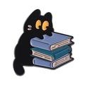 Spilla in smalto gatto nero su libri blu, distintivo animale carino per lettori - Stile Gatto Appoggiato ai Libri (QHXZ4329)