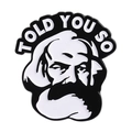Emaille-Anstecknadel mit Karl Marx Porträt und 'TOLD YOU SO' Text in Schwarz-Weiß-Optik - Klassischer Porträtstil (QHXZ4358)