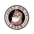 Pin's en émail paresseux avec slogan Just Do It Later et dessin animal mignon - Style de Paresseux Avec Oreiller (QHXZ4383)
