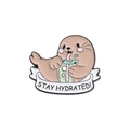 Pin de esmalte de foca linda bebiendo zumo con lema 'STAY HYDRATED' sobre fondo blanco - Eslogan Sello Stay Hydrated (QHXZ1471)