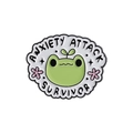 Niedliche grüne Emaille-Pin Frosch mit Anxiety Attack Survivor Schriftzug und Blumen - Anxiety Attack Survivor Stil (QHXZ3507)