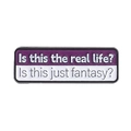 Spilla smaltata viola e bianca con testo dei Queen Is this the real life Is this just fantasy - Stile Color Block Testi Bohemian Rhapsody (QHXZ4333)