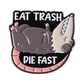 Pin de esmalte de zarigüeya de dibujos con texto Eat Trash Die Fast en blanco - Estilo Acostado de Espaldas (QHXZ4426)